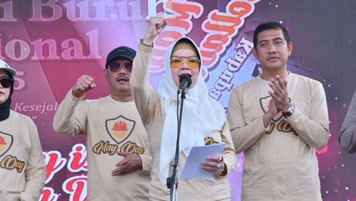 Bupati Sukoharjo Etik Suryani saat ikut peringatan May Day di GOR Gelora Merdeka, Kamis (1/5/2025).