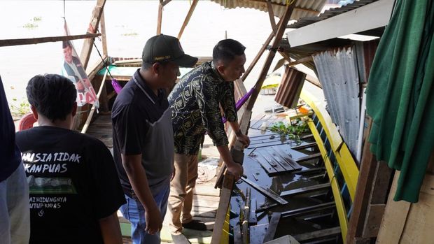 Camat Gandus Jufriansyah tinjau rumah yang tertabrak tongkang di bantaran Sungai Musi, 6 rumah-5 perahu rusak berat.