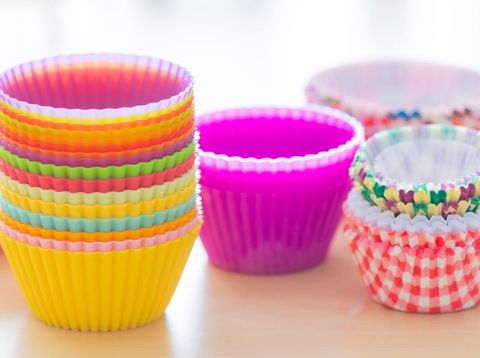 Cetakan mangkuk kertas dan silikon untuk cetakan kue.