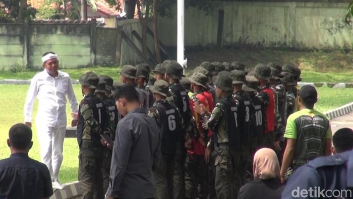 Dedi Mulyadi saat meninjau pendidikan karakter di barak TNI Purwakarta