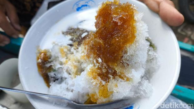Es Cuwing Suriman di Pasar Jagasatru Kota Cirebon