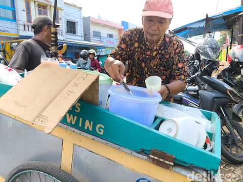 Es Cuwing Suriman di Pasar Jagasatru Kota Cirebon