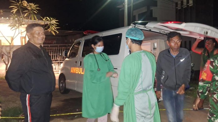 Evakuasi mayat pria tanpa identitas di Jalan Perumahan Grand Lovina, Banjar Dinas Celuk Buluh, Desa Kalibukbuk, Kecamatan/Kabupaten Buleleng, Bali, Sabtu (3/5/2025) dini hari. (Polres Buleleng)