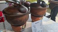 Datang ke festival ini juga tak boleh luput mampir ke tenant Kopi Jo. Kopi asal Yogyakarta tersebut menghadirkan proses penyeduhan yang unik dengan menggunakan tembikar tanah liat. Foto: detikcom/Diah Afrilian