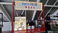 Kedai kopi tertua, Kopi Es Tak Kie, juga turut meramaikan acaranya. Kedai kopi yang sudah berdiri sejak 1927 tersebut tak lama lagi menginjak usia 100 tahun. Foto: detikcom/Diah Afrilian