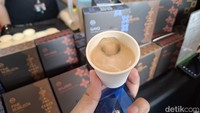 Selain melihat banyaknya tenant kopi, pengunjung juga bisa menikmati tester produk. Salah satunya racikan latte yang menyegarkan dari Bumi Boga Laksmi. Foto: detikcom/Diah Afrilian