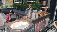 Di sini ragam kopi lokal dan tradisional disatukan melalui tenant-tenant yang bergabung. Salah satunya Djauw Coffee dari Glodok yang menggabungkan kopi lokal dengan teknik Timur Tengah. Foto: detikcom/Diah Afrilian