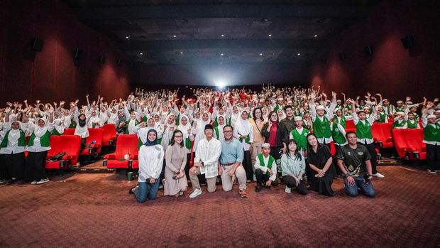 Sandiaga Uno saat nobar film Jumbo.