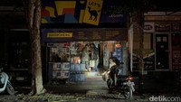 Foto: Suasana gelap di Jalan Pantai Kuta, Jumat (2/5/2025) malam. (I Nyoman Adhistaya/detikBali)