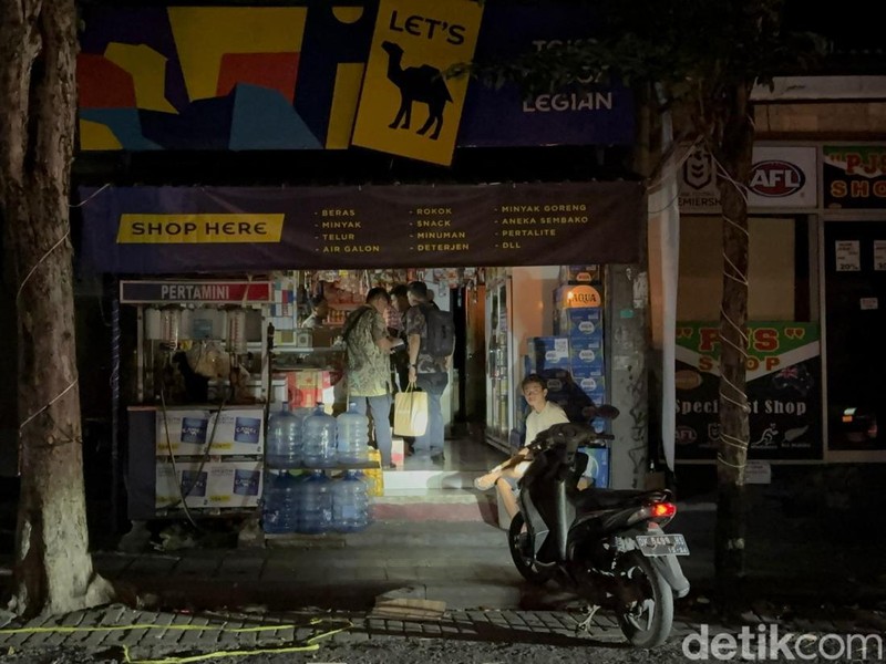 Suasana gelap di Jalan Pantai Kuta, Jumat (2/5/2025) malam.