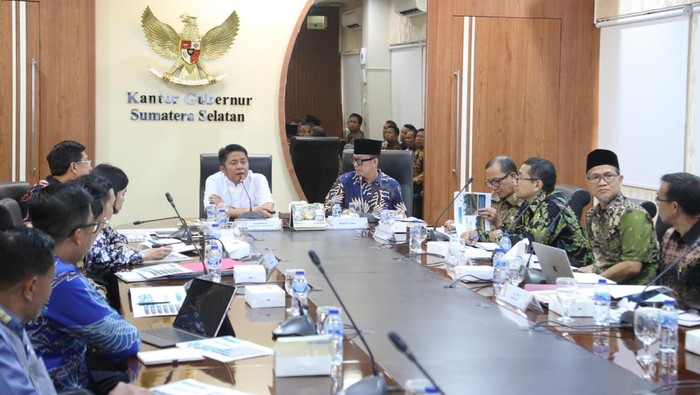 Gubernur Sumatera Selatan Herman Deru saat rapat bersama Bupati OKU Teddy Meilwansyah terkait bangubsus.