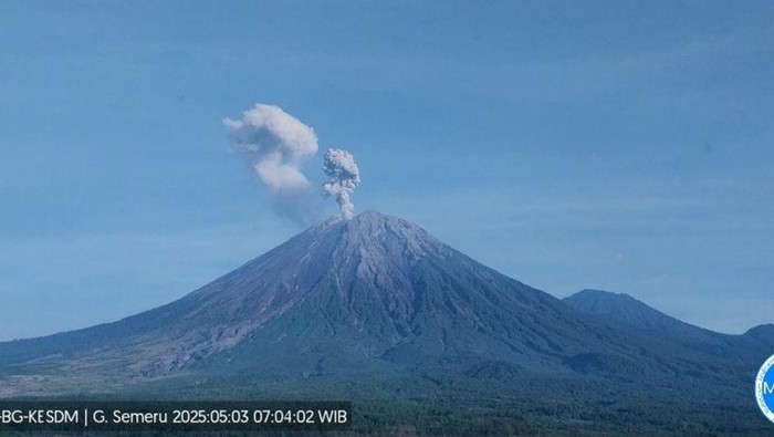 Gunung Semeru 3 kali Erupsi Hari Ini, Tinggi Letusan hingga 900 Meter