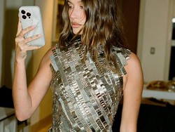 Gaya Unik dan Ultra-glamor Hailey Bieber, Pakai Gaun dari Ratusan Tali Arloji