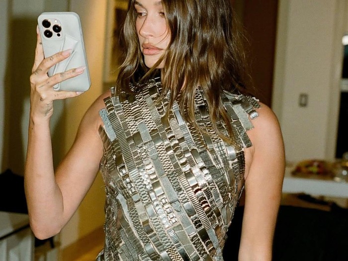 Hailey Bieber pakai gaun terbuat dari tali jam tangan rancangan Marine Serre.