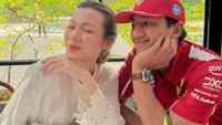 Sejak menjalin hubungan asmara, Harris Vriza dan Haviza selalu kompak. Salah satu kegiatan yang paling sering dilakukan ialah makan bersama. Foto: Instagram/harrisvriza