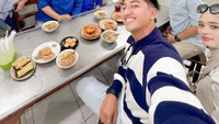 Pada suatu kesempatan Harris Vriza bergabung dalam jamuan makan bersama Jokowi. Ia diundang ke Solo untuk menikmati berbagai makanan khas di sana. Foto: Instagram/harrisvriza