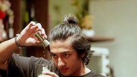 Tak hanya piawai berakting Harris Vriza juga jago meracik minuman. Aksinya di belakang meja bar di kafe patut diacungi jempol. Foto: Instagram/harrisvriza