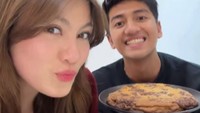 Pasangan selebriti ini punya cara kocak untuk menikmati makanan yang unik dan aneh. Seperti kue kering dengan ukuran jumbo yang besarnya hampir sama dengan piring makan. Foto: Instagram/harrisvriza