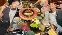 Terkadang Harris dan Haviza juga mendatangi acara makan bersama teman-temannya. Menyantap hotpot ramai-ramai terasa lebih menyenangkan. Foto: Instagram/harrisvriza