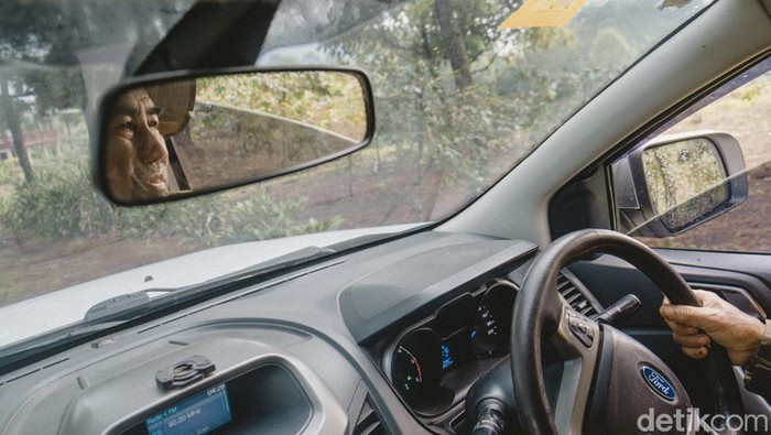 Jatuh sakit di usia senja tidak menyurutkan semangat Opah Iskandar untuk tetap aktif berkebun. Usaha berbuah manis, hasil kebun kopi yang dirintisnya laku sampai luar negeri.