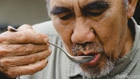 Memasuki usia 72 tahun, banyak orang memilih menikmati masa tua dalam keheningan dan istirahat panjang. Namun, tidak demikian dengan Iskandar Zulkarnaen, atau yang akrab disapa Opah Iskandar. Setelah menghabiskan sebagian besar hidupnya bekerja di sebuah perusahaan perkebunan milik negara, Opah mengalami fase hidup yang mengubah segalanya. Tak lama setelah pensiun, tubuhnya diserang stroke—masa yang tidak hanya melemahkan fisik, tetapi juga menguji semangat hidupnya.