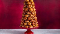 Sebuah makanan penutup dari Perancis bernama croquembouche pertama kali muncul awal tahun 1800an. Kue ini sulit dibuat sebab harus ditumpuk dengan indah dan membutuhkan keahlian tingkat tinggi. Foto: Watch Mojo