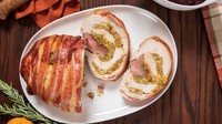 Untuk membuat Turducken dibutuhkan tiga jenis unggas, yaitu daging kalkun, ayam, dan bebek dalam satu menu. Hidangan ini dipopulerkan pertama kali pada 1807 di Perancis dan butuh keahlian khusus untuk menggulungnya. Foto: Watch Mojo