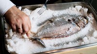 Ada hidangan unik di mana ikan akan diolah dengan cara dibungkus dan diperam menggunakan garam. Tetapi hidangan ini membutuhkan metode khusus agar ikan yang diperam tidak keasinan. Foto: Watch Mojo