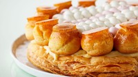 Penamaan kue St. Honore ditujukan untuk para bakers penemu hidangan yang sulit dibuat ini. Untuk menyajikannya butuh keahlian membuat puff pastry, choux, serta kemampuan melapisinya dengan karamel dari gula pasir. Foto: Watch Mojo