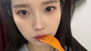 IU belakangan sedang sibuk syuting drama Korea terbaru yang akan tayang di MBC tahun depan.