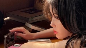 Dalam foto-foto yang dia pamerkan, IU membuktikan parasnya yang cantik nan sempurna dari berbagai sisi.