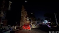 Foto: Suasana gelap di depan pintu masuk Pantai Kuta, Jumat (2/5/2025) malam. (I Nyoman Adhistaya/detikBali)