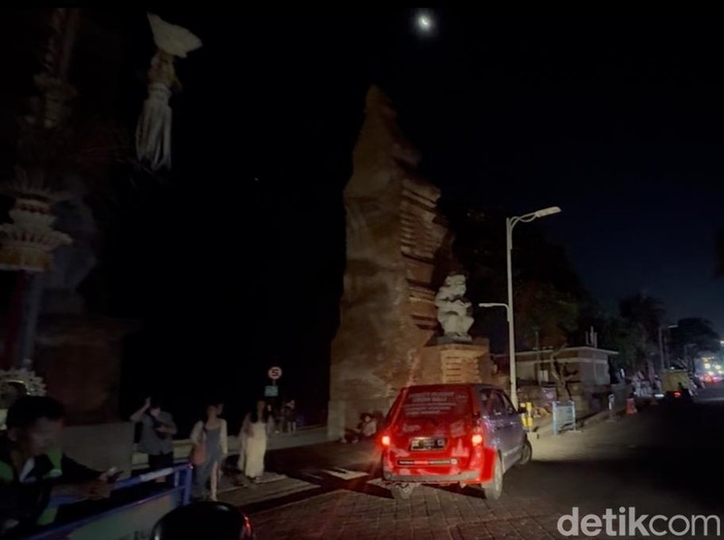 Suasana gelap di depan pintu masuk Pantai Kuta, Jumat (2/5/2025) malam.
