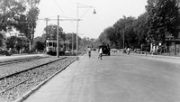 Kemudian pada 1900, teknologi terbaru ditemukan sehingga meminggirkan trem uap dan menggantikannya dengan trem listrik. Pada 1950-an ada sekitar 5 lintasan. (Koleksi Tropenmuseum yang diakses via wikepedia.org)