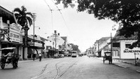 Meskipun telah menjadi sejarah, rel trem pernah ditemukan kembali pada tahun 2022 di lokasi proyek MRT Jakarta fase 2A Glodok-Kota, tepatnya di Jalan Gajah Mada, Jakarta. (Koleksi Tropenmuseum yang diakses via wikepedia.org)