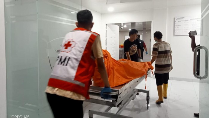 Jasad korban saat dievakuasi ke RS Bhayangkara Palembang.
