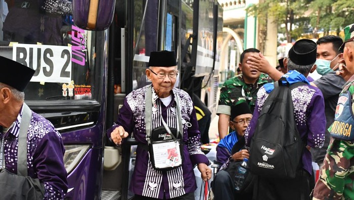 Jemaah asal OKU Timur tiba di Asrama Haji Palembang.