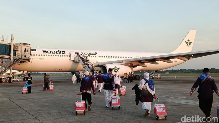 Jemaah haji kloter 1 embarkasi Palembang hendak berangkat ke Tanah Suci.