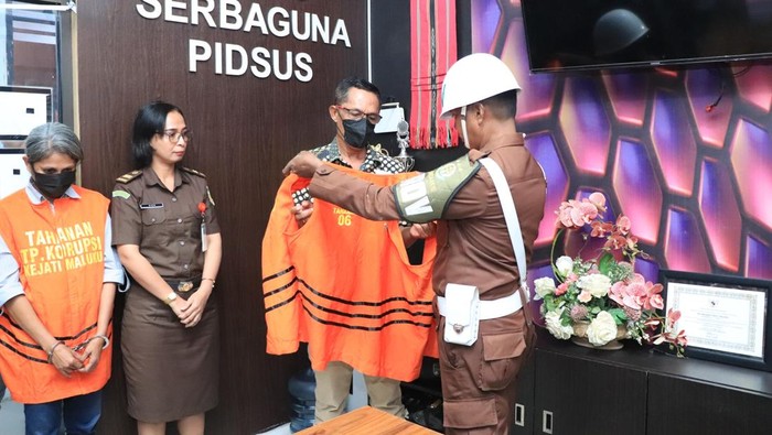 Kadis dan bendahara Dinas Sosial Seram Bagian Barat, Maluku saat hendak di bawa ke Rutan Kelas IIA Ambon.
