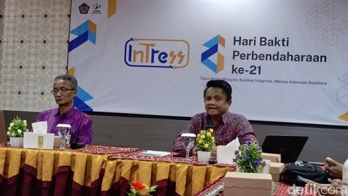 Kepala Kanwil DJPb NTT, Ariyanto Widodo (kanan) saat memaparkan soal LPJ dana desa di NTT, Jumat (3/5/2025).