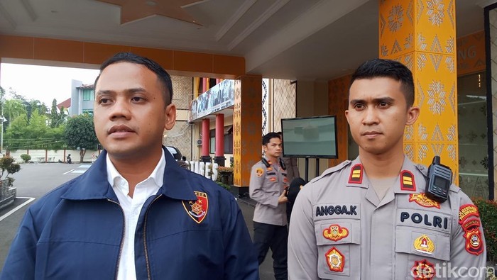 Kasat Reskrim Polrestabes Palembang AKBP Andrie Setiawan didampingi Kapolsek Kertapati Iptu Angga Kurniawan.