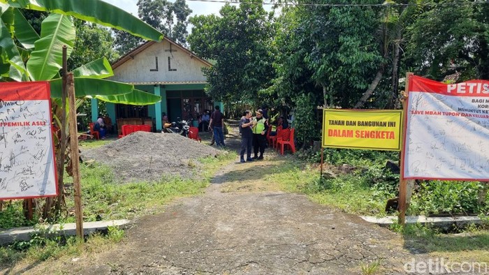 Kediaman Mbah Tupon yang masih terpasang banner Tanah dan bangunan ini dalam sengketa, Sabtu (3/5/2025).