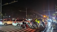 Foto: Kemacetan parah di simpang Jalan Gatot Subroto-Buluh Indah karena listrik padam, Jumat (2/5/2025) malam. (Ahmad Firizqi Irwan/detikBali)