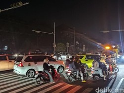 Foto: Kemacetan parah di simpang Jalan Gatot Subroto-Buluh Indah karena listrik padam, Jumat (2/5/2025) malam. (Ahmad Firizqi Irwan/detikBali)