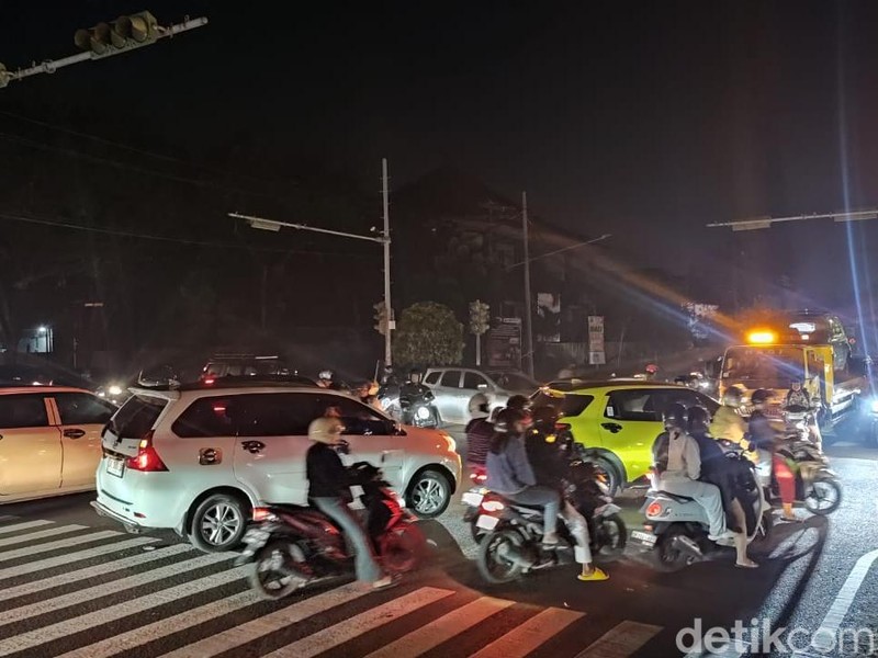 Kemacetan parah di simpang Jalan Gatot Subroto-Buluh Indah karena listrik padam, Jumat (2/5/2025) malam.