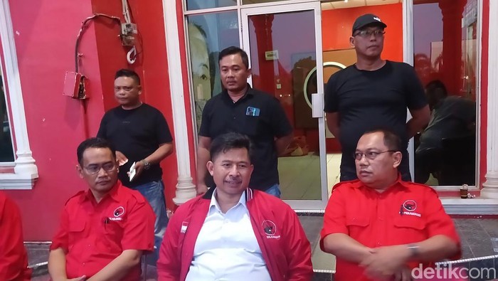 Ketua DPC PDIP Batam, Nuryanto saat memberikan keterangan.