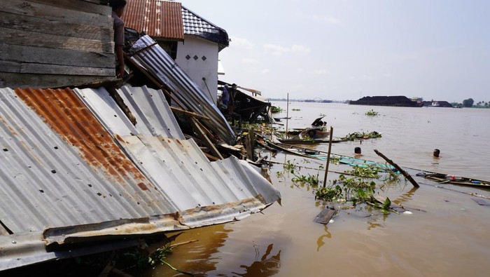 Kondisi rumah rusak parah akibat ditabrak tongkang di Sungai Musi Palembang.
