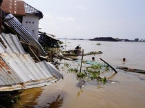 6 Rumah dan 5 Perahu Hancur Usai Ditabrak Tongkang di Sungai Musi