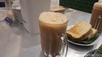 Kopi tarik yang disajikan dengan es memiliki rasa yang seimbang. Pahit kopi pada setiap sesapan diikuti dengan rasa manis dari kental manis dan susu evaporasi. Foto: detikcom/Diah Afrilian