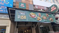 Namanya Kopitiam Bukit Bintang yang hadir di antara ruko-ruko di Green Lake City, Rukan Colosseum No.57. Banner berwarna hijau menjadi penanda agar pelanggannya tak terlewat jika hendak melipir ke sini. Foto: detikcom/Diah Afrilian